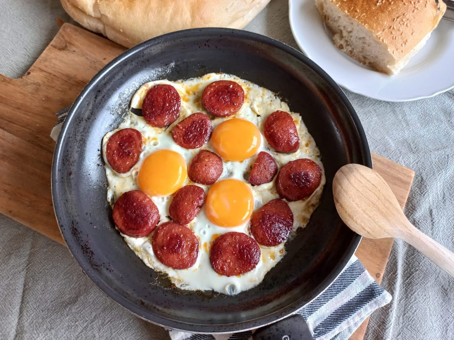 omelet-met-turkse-knoflook-worst-sucuklu-yumurta-lekker-turks-eten