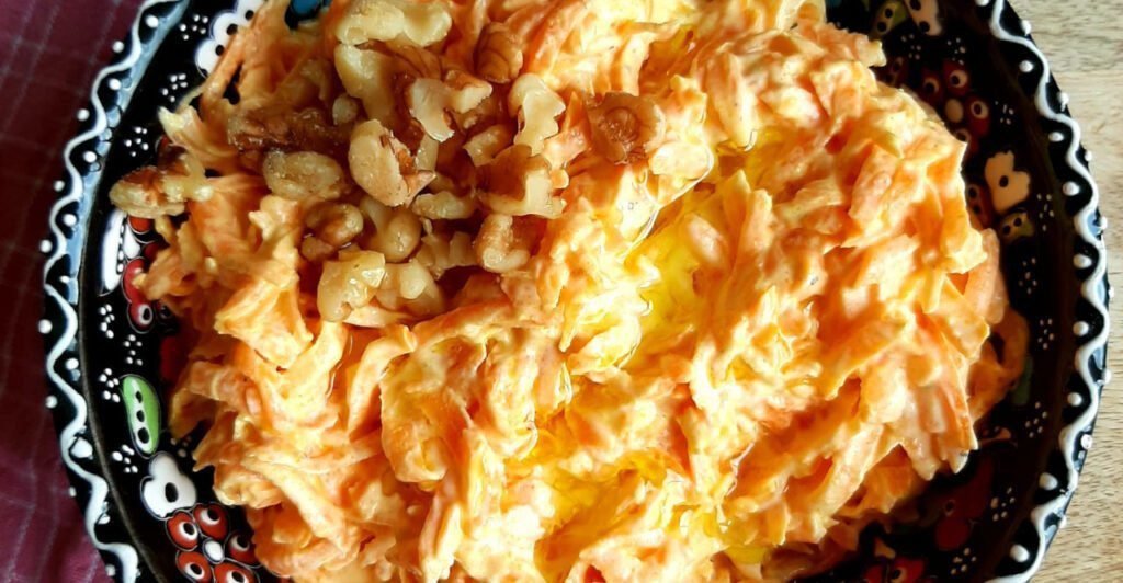 Wortelsalade met yoghurt knoflook dressing